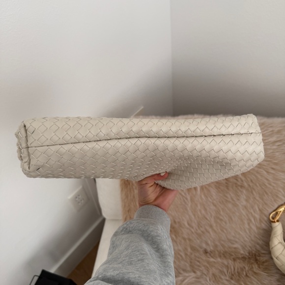 Looks like bottega veneta dumpling bag - Picture 4 of 4